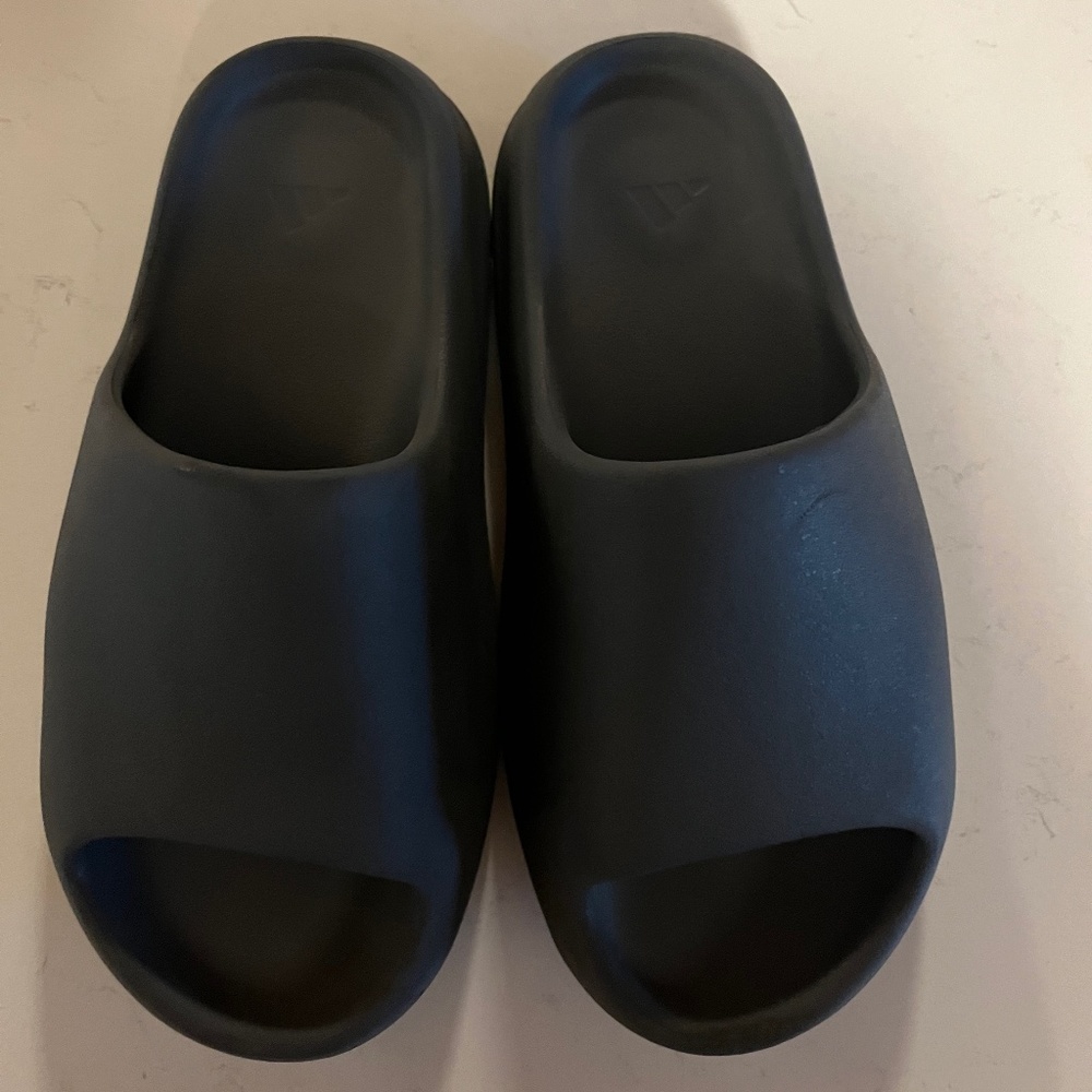 Men’s Yeezy Slides size 9